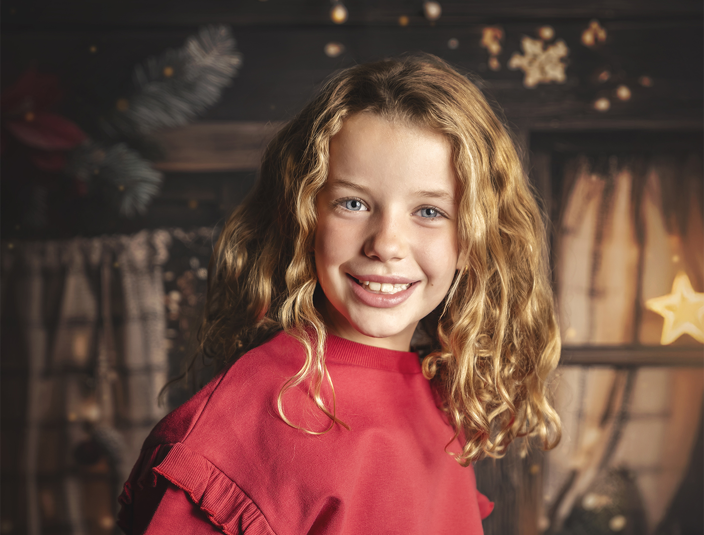 Niña rojo navidad Niña rubia sonriendo