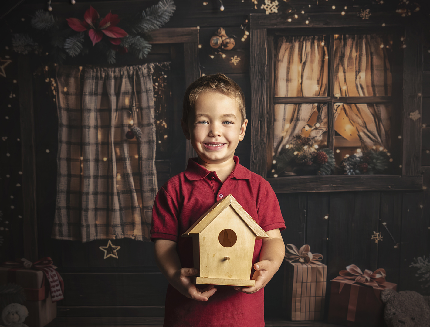 Niño con casita de pájaros Niño en cabaña jugando