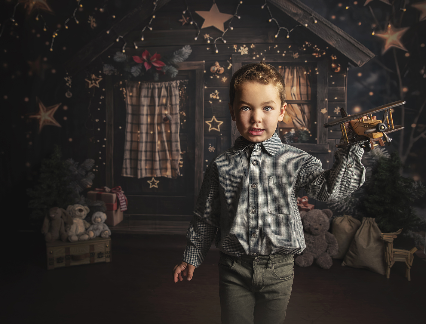 Niño con avión en navidad Niño con avión de madera
