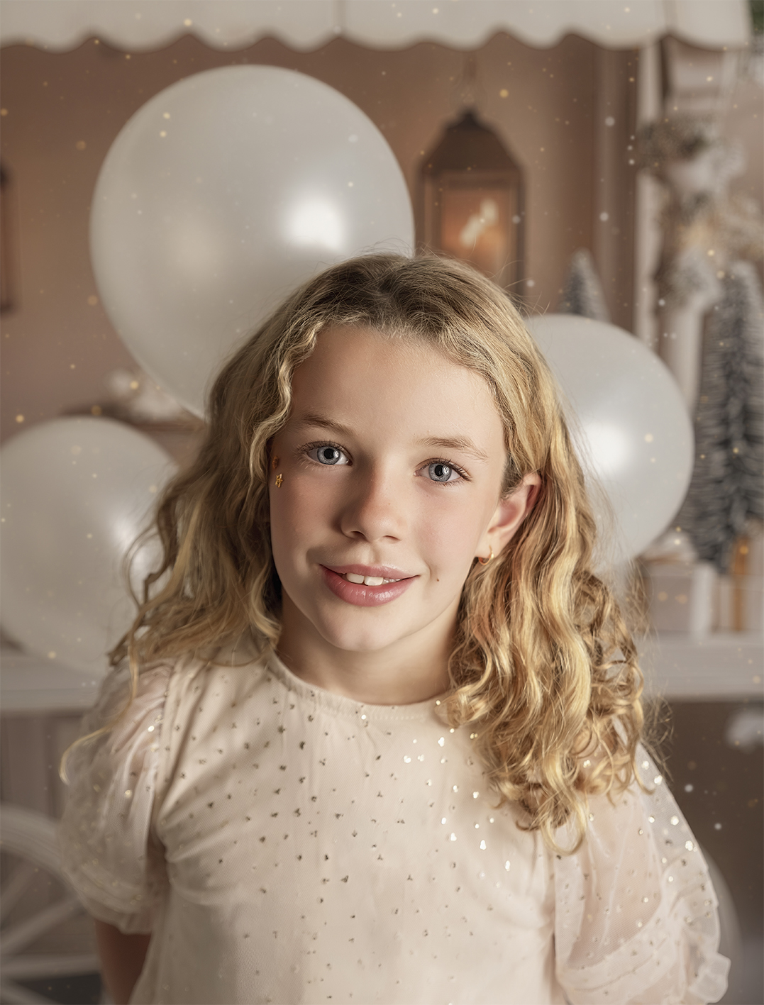 Niña dulce con globos Niña con globos sesión de fotos