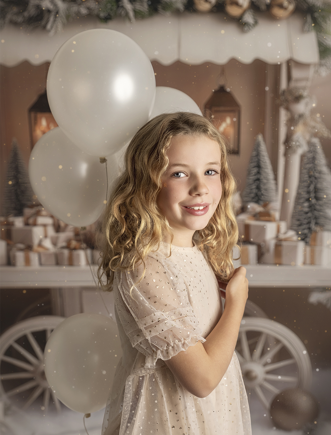 Niña con globos en navidad Sesión de navidad con niños