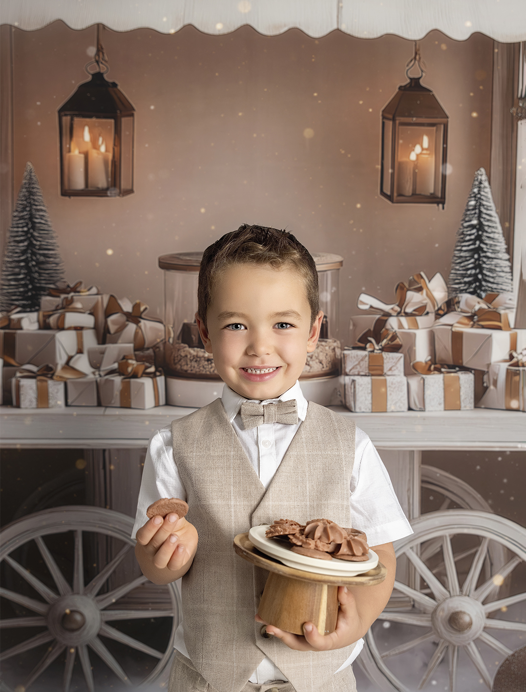 Niño con galletas de navidad Niño con pajarita y chaleco