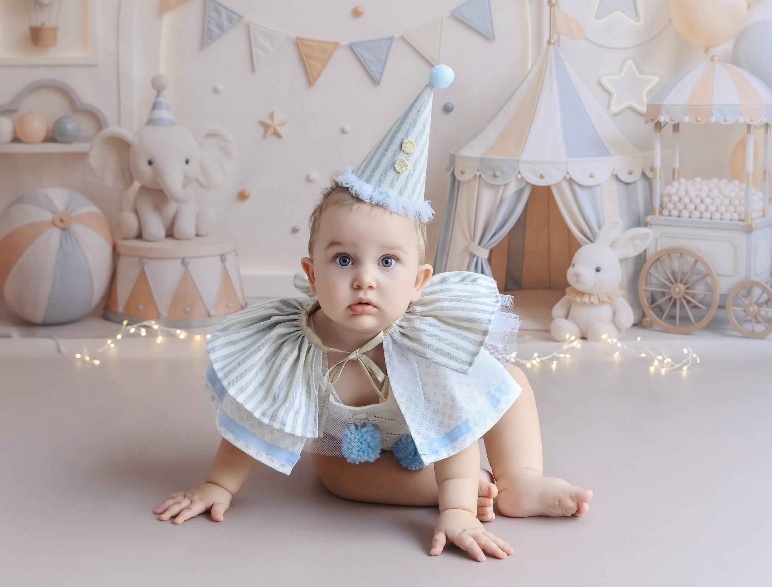 Bebé durante una sesión de fotografía infantil de Navidad en Alcalá de Henares