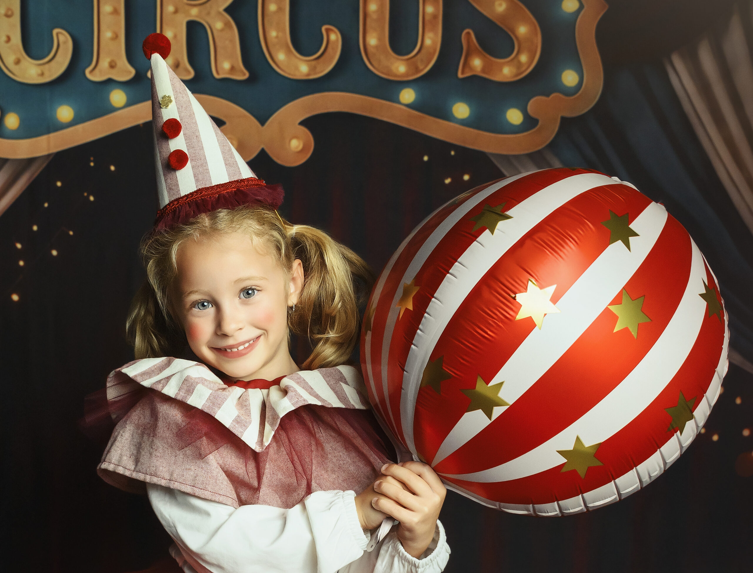 Sesión de fotos de Navidad infantil en un escenario de circo de Nubes de Papel